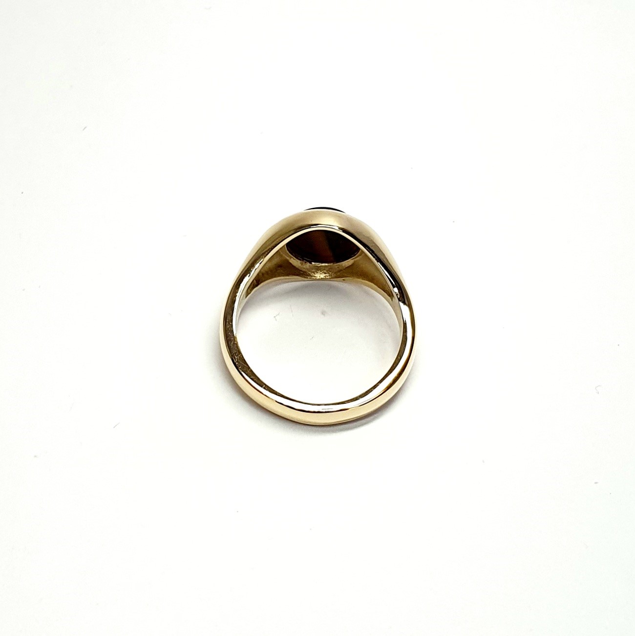 The City of London Jewellers presents the Eyemouth heavy 9ct yellow gold 12mm x 10mm oval Tigers Eye with a slightly curved top rub-over set into a plain polished signet ring, view from the back.