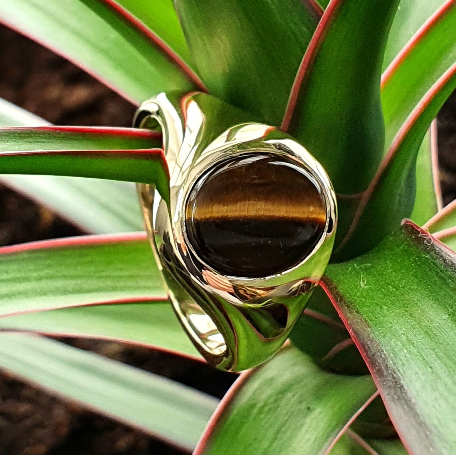 Heavy 9ct yellow gold 12mm x 10mm oval Tigers Eye signet ring