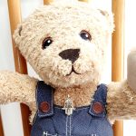 This Hamsa Pendant/necklace incorporates a cut-out design of a Star of David of filigree style with a diamond cut pattern for extra sparkle.