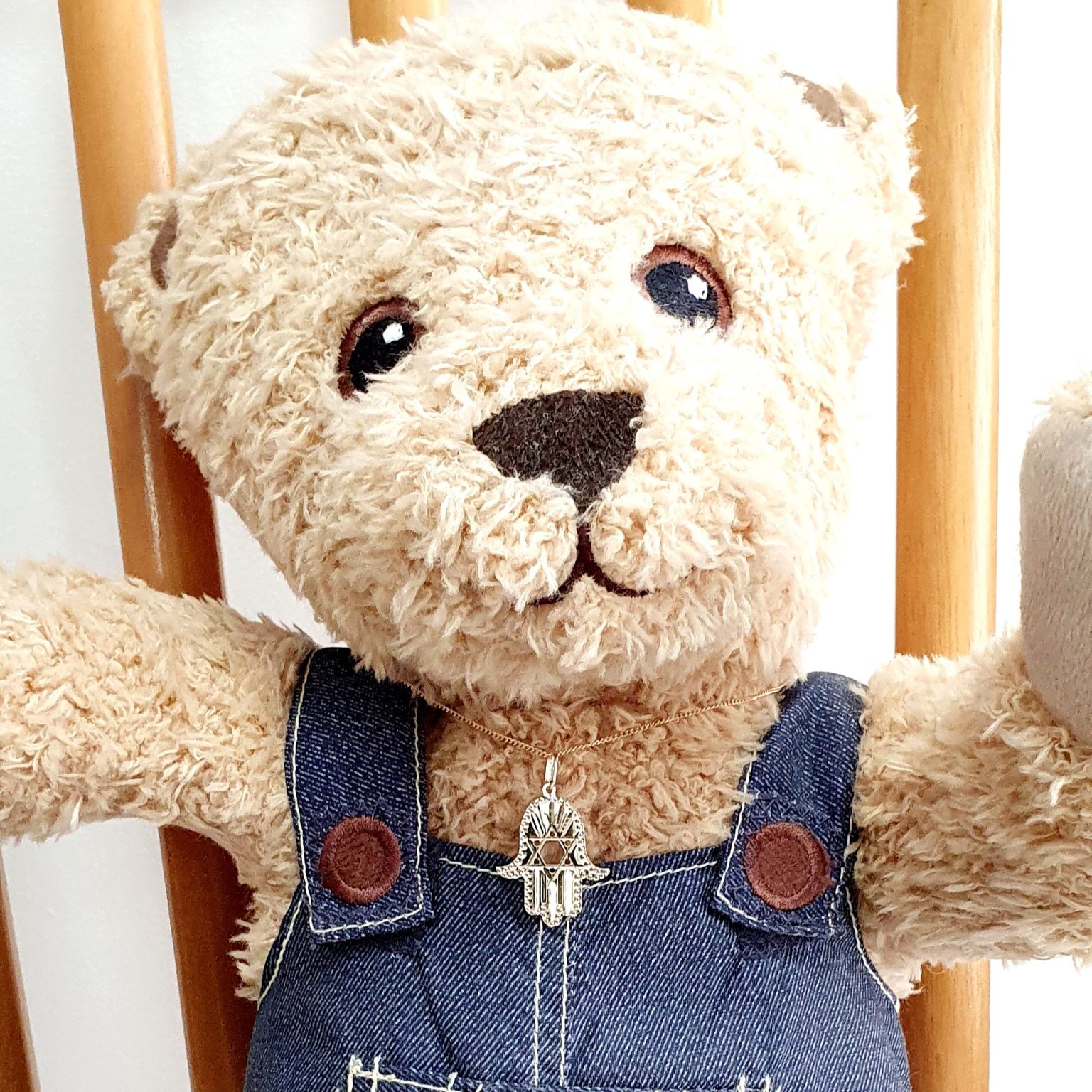 This Hamsa Pendant/necklace incorporates a cut-out design of a Star of David of filigree style with a diamond cut pattern for extra sparkle.