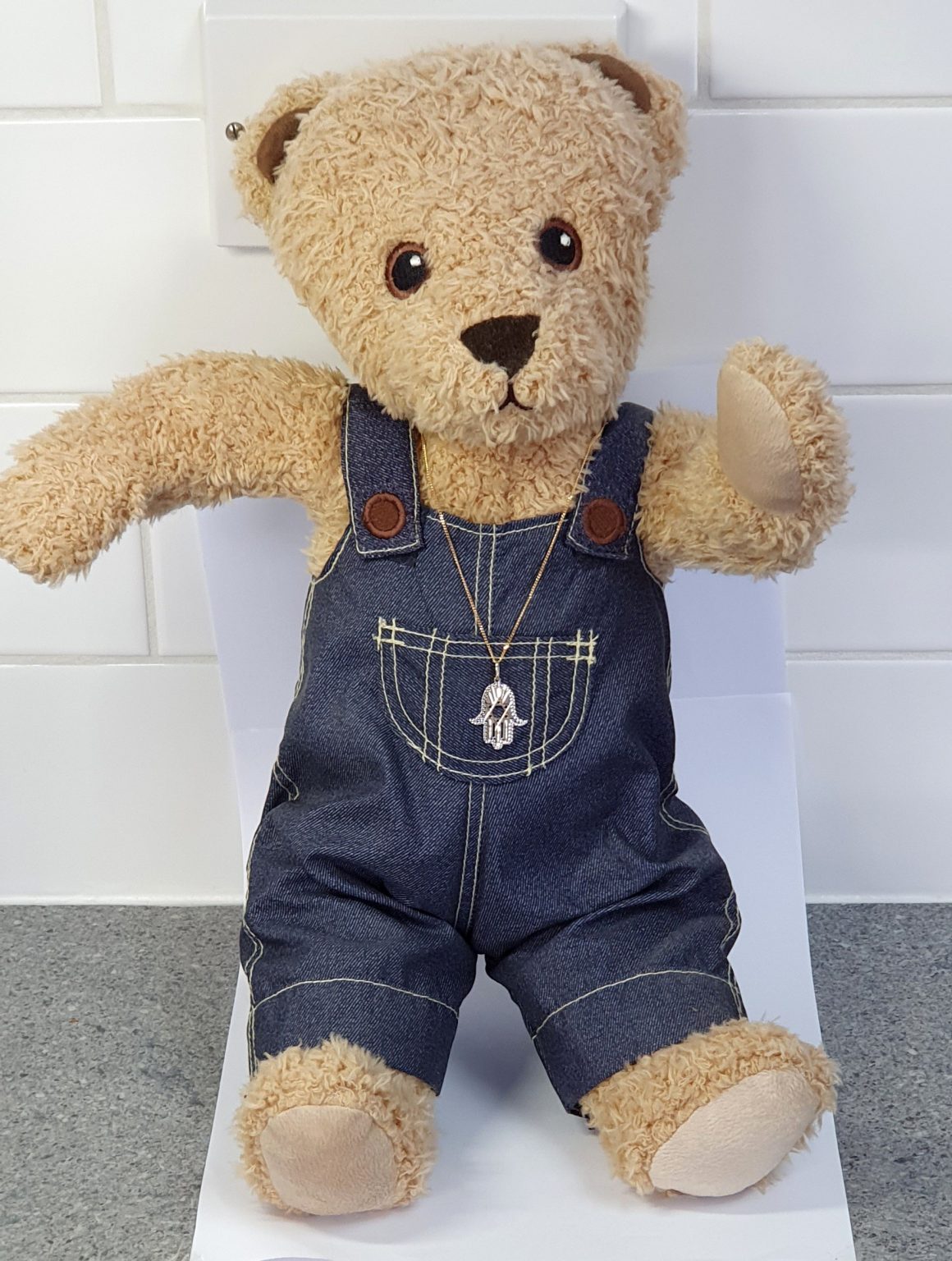 This Hamsa Pendant/necklace incorporates a cut-out design of a Star of David of filigree style with a diamond cut pattern for extra sparkle.