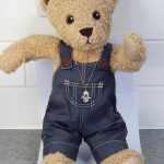 This Hamsa Pendant/necklace incorporates a cut-out design of a Star of David of filigree style with a diamond cut pattern for extra sparkle.