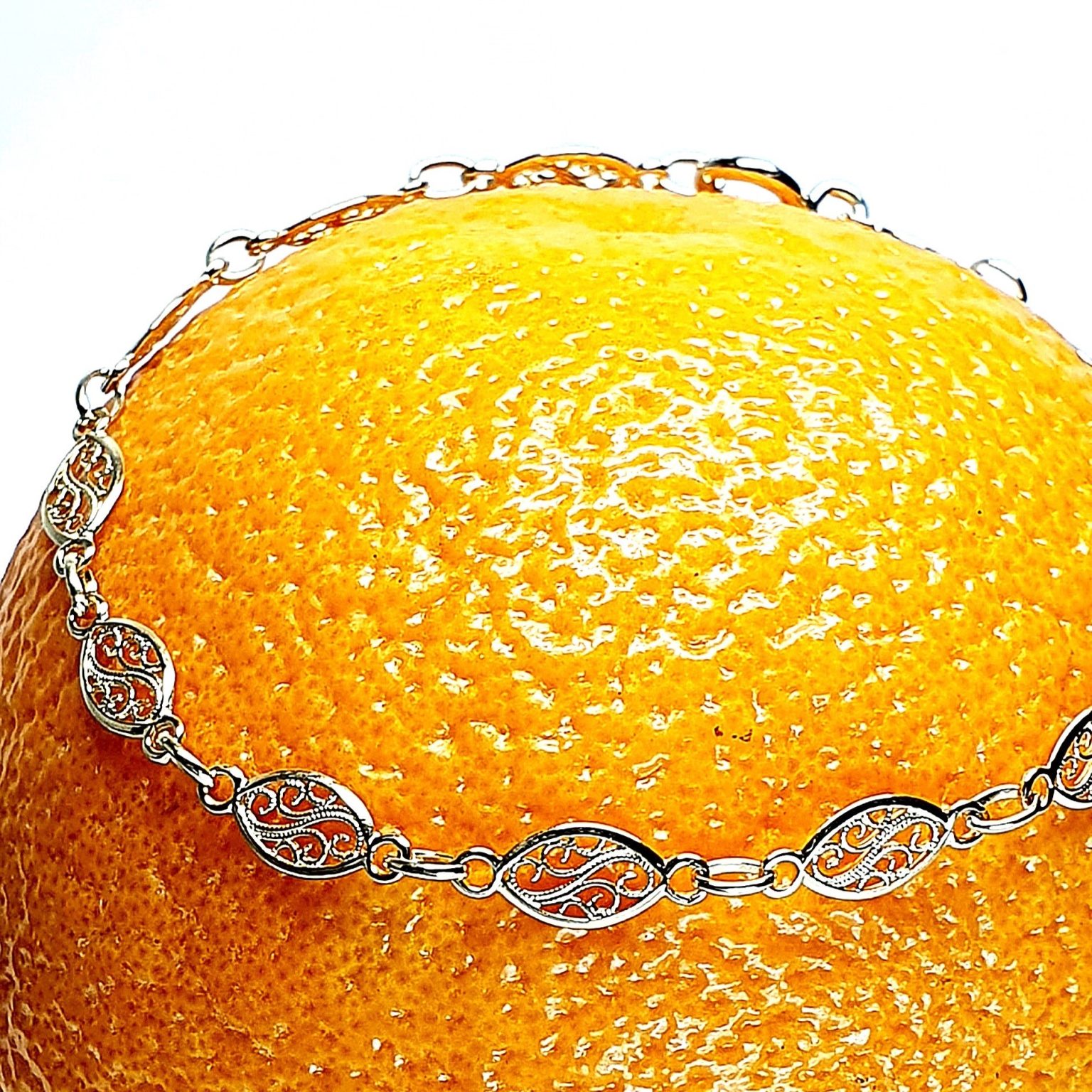 18ct yellow gold 5mm wide filigree oval bracelet 18cm/7inches long.