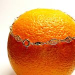 18ct yellow gold 5mm wide filigree oval bracelet 18cm/7inches long.