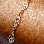 18ct yellow gold 5mm wide filigree oval bracelet 18cm/7inches long.
