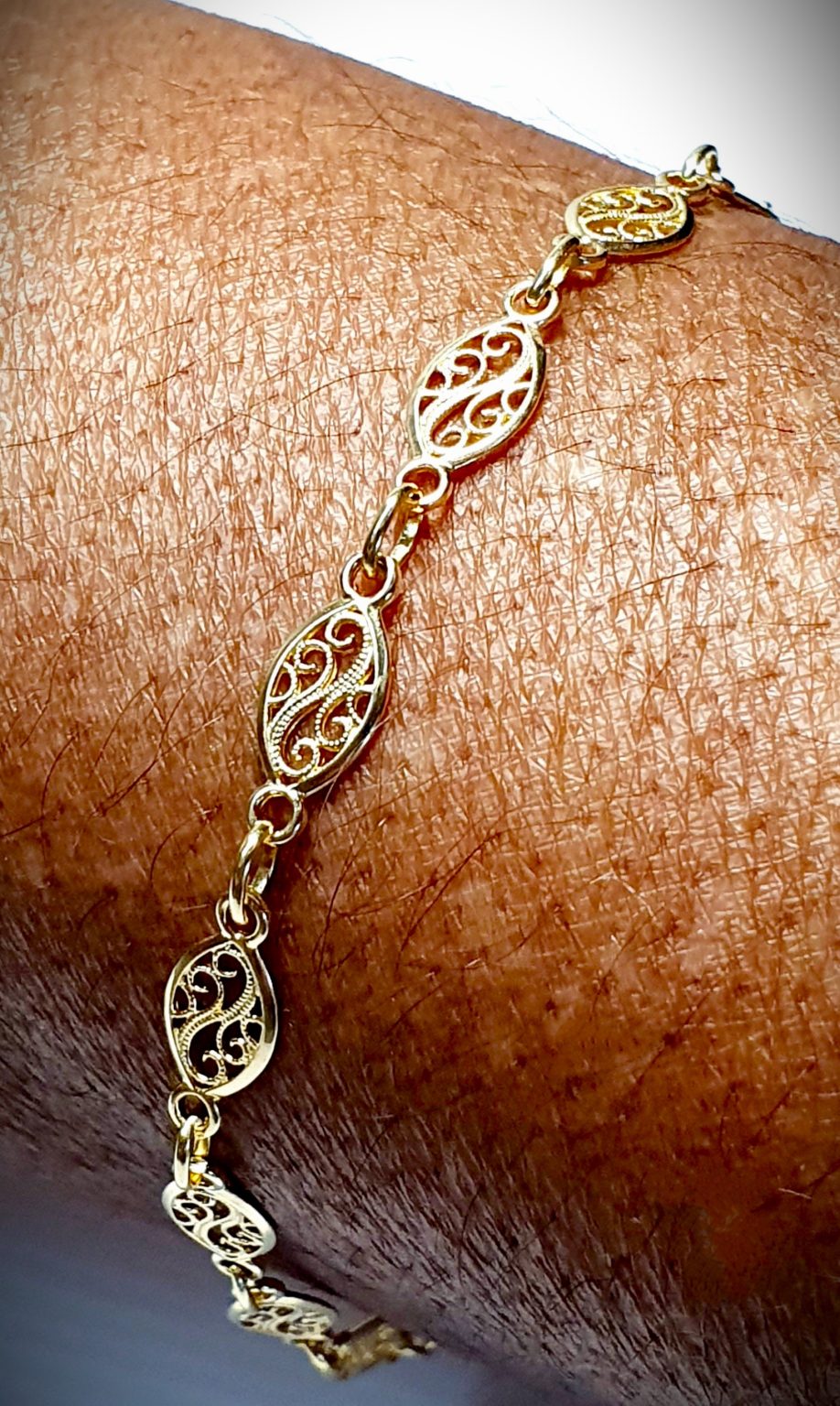 18ct yellow gold 5mm wide filigree oval bracelet 18cm/7inches long.