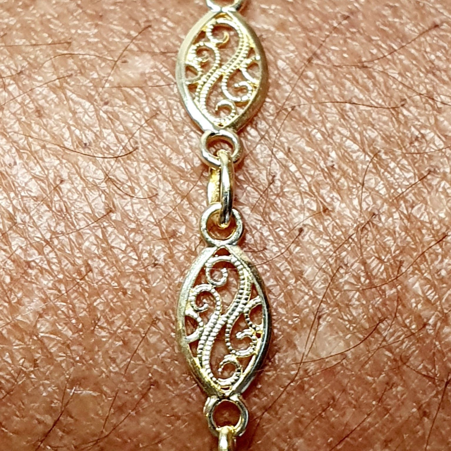 18ct yellow gold 5mm wide filigree oval bracelet 18cm/7inches long.