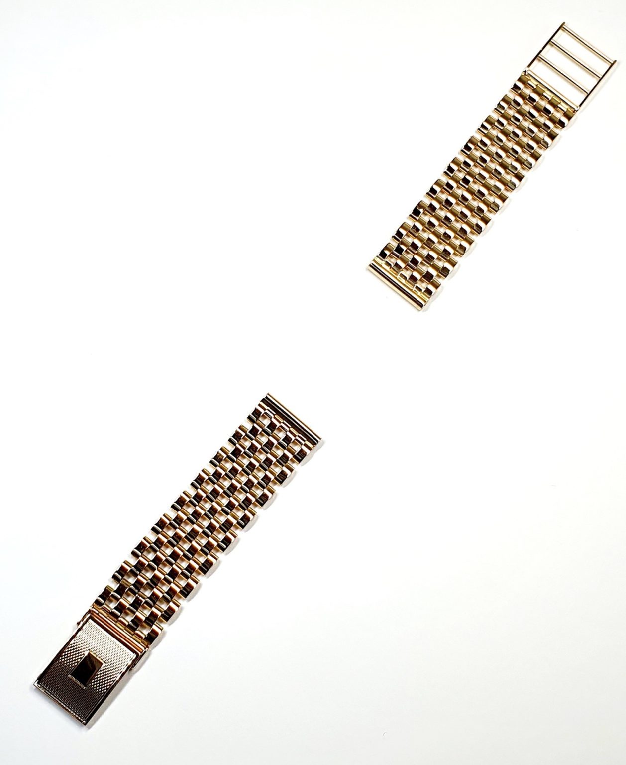 9ct yellow gold watch bracelet GWQ00018  handmade in the United Kingdom, each solid link has been carefully put together and soldered by hand with thick gold pins, and the sturdy gold clasp has a gorgeous engine-turned pattern with a plain cartouche suitable for engraving if you so wish.