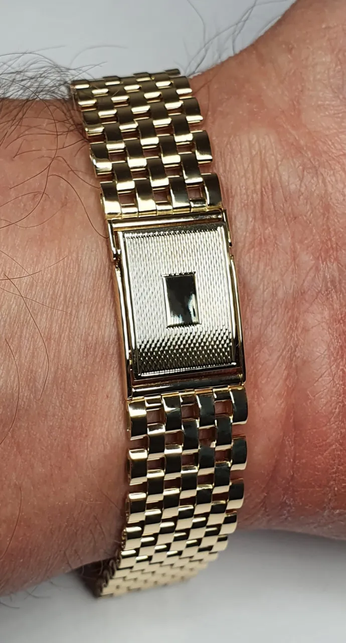 9ct yellow gold watch bracelet GWQ00018  handmade in the United Kingdom, each solid link has been carefully put together and soldered by hand with thick gold pins, and the sturdy gold clasp has a gorgeous engine-turned pattern with a plain cartouche suitable for engraving if you so wish.