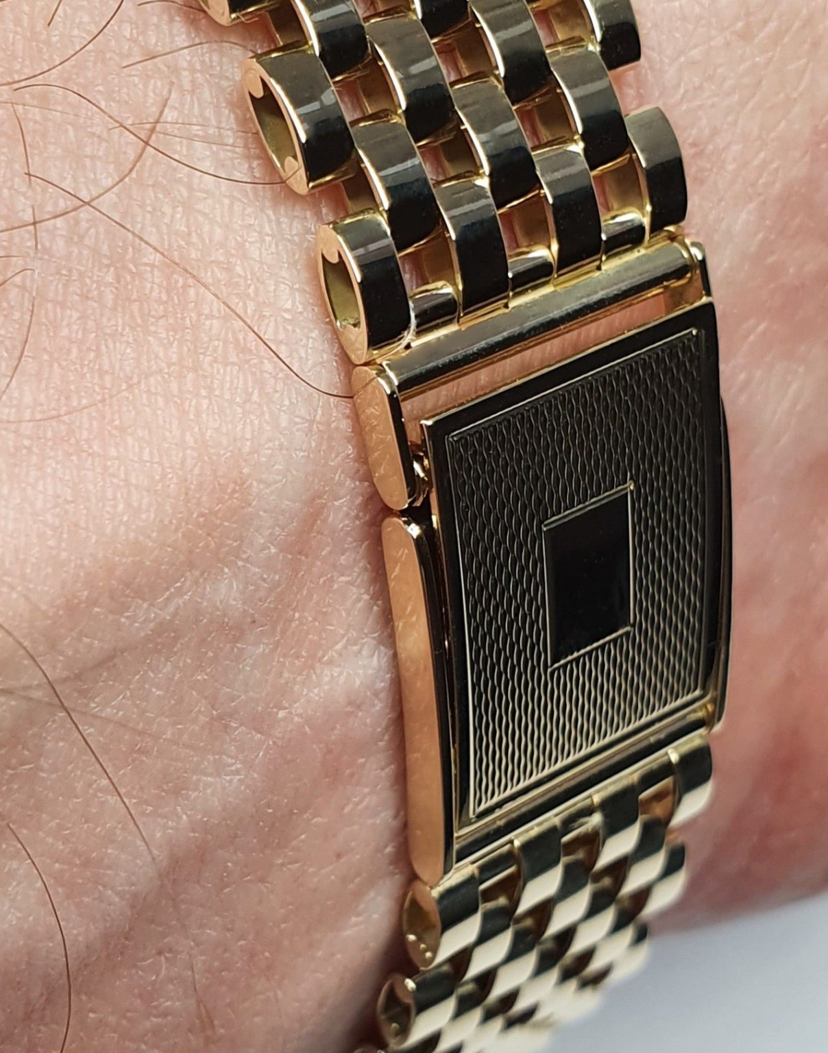 9ct yellow gold watch bracelet GWQ00018  handmade in the United Kingdom, each solid link has been carefully put together and soldered by hand with thick gold pins, and the sturdy gold clasp has a gorgeous engine-turned pattern with a plain cartouche suitable for engraving if you so wish.