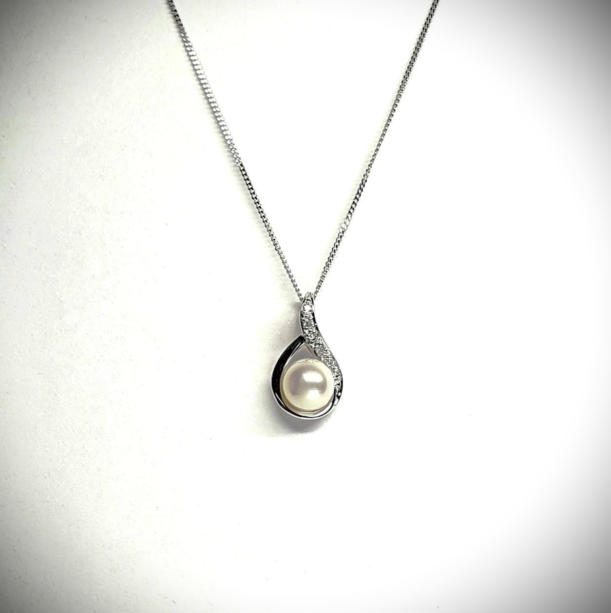 9ct white gold pearl & diamond pendant & chain necklace pc00369.