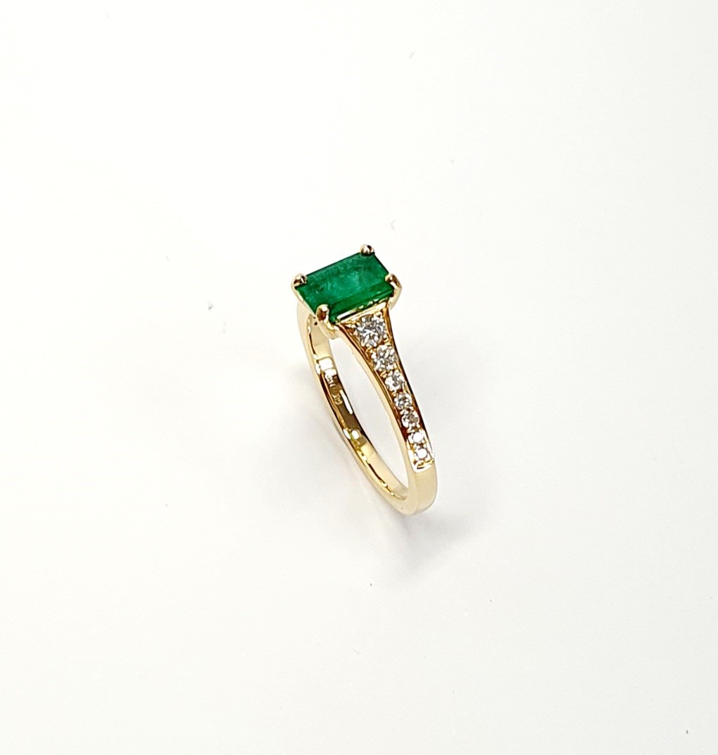 18ct Yellow Gold Emerald Cut Emerald Ring RA00694 with Diamond Tapered Shank to Each Side.