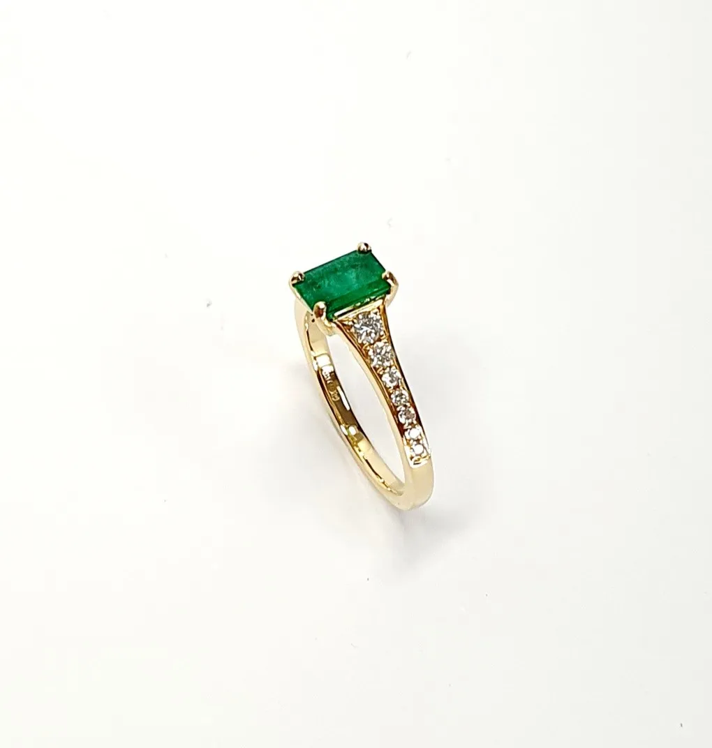18ct Yellow Gold Emerald Cut Emerald Ring RA00694 with Diamond Tapered Shank to Each Side.