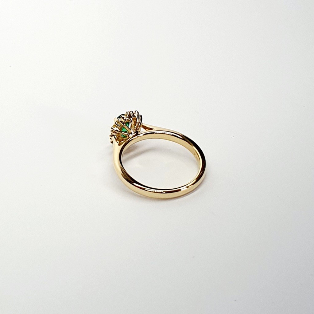 The Highgate 18ct Yellow Gold Oval Emerald and Diamond Cluster Ring RA00695.