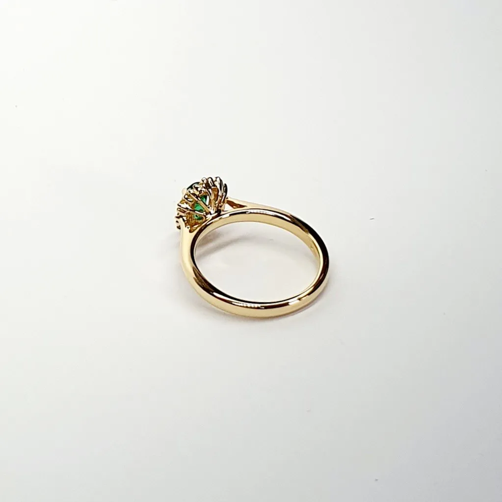 The Highgate 18ct Yellow Gold Oval Emerald and Diamond Cluster Ring RA00695.