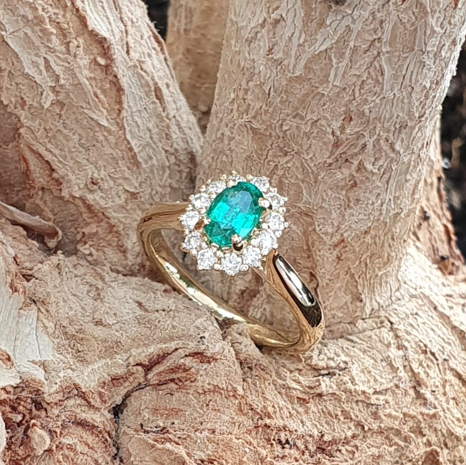 The Highgate 18ct Yellow Gold Oval Emerald and Diamond Cluster Ring RA00695.