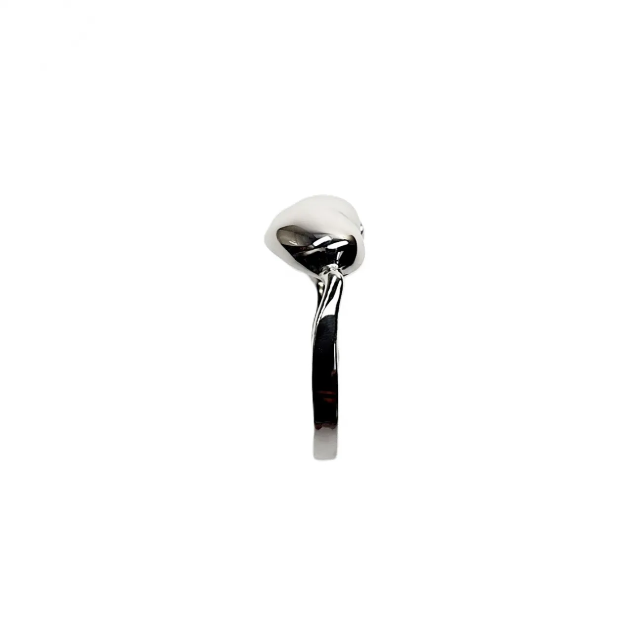 The Verona Intertwined Opposite Double Heart Ring is crafted in London from 9ct white gold with a highly polished finish R00151.