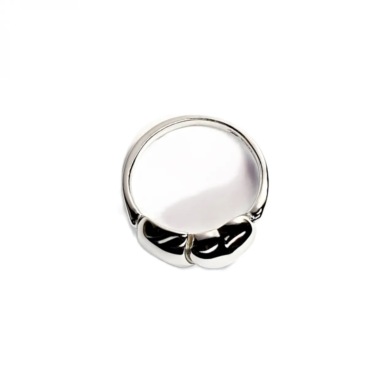 The Verona Intertwined Opposite Double Heart Ring is crafted in London from 9ct white gold with a highly polished finish R00151.