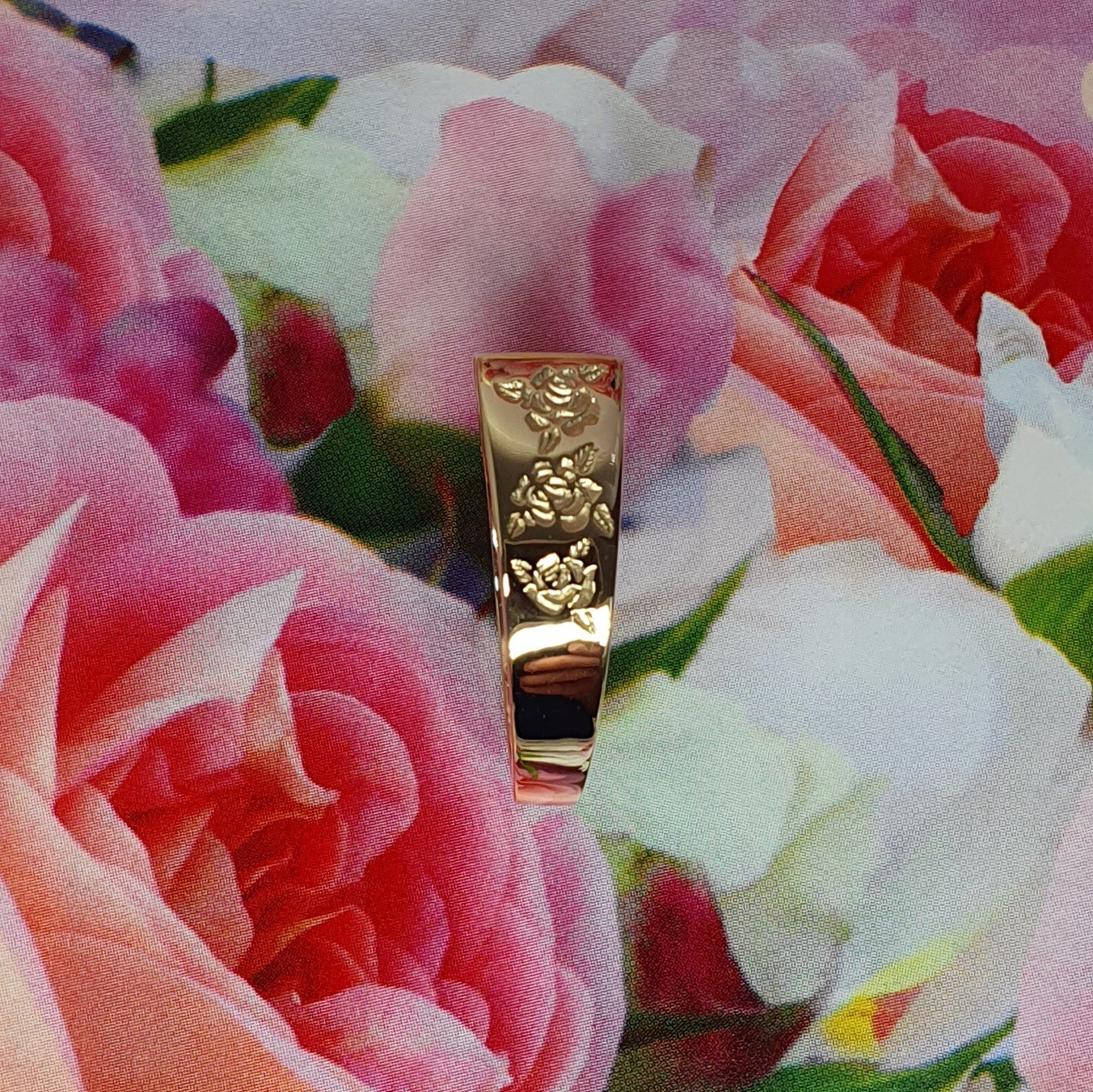 The solid 9ct yellow gold mum ring R00145 has three hand-engraved roses on each side.
