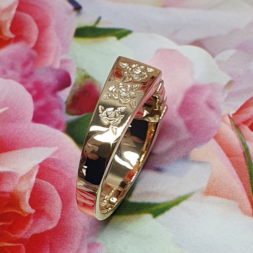 The solid 9ct yellow gold mum ring R00145 has three hand-engraved roses on each side.