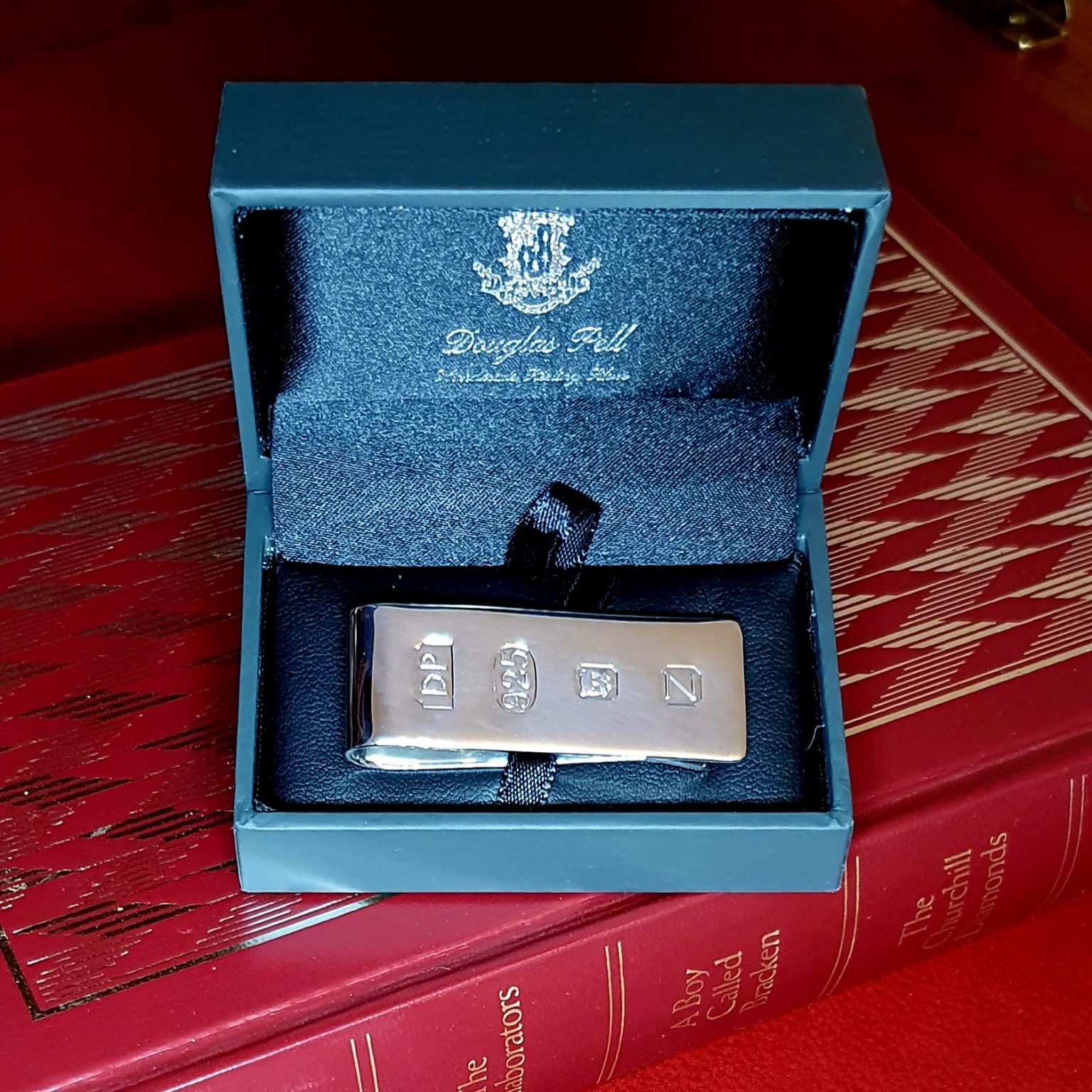 Feature Hallmark Money Clip (50mm x 18mm) with large feature hallmarks, similar to the one used in a James Bond film. Unisex is Ideal for Ladies and gentlemen.