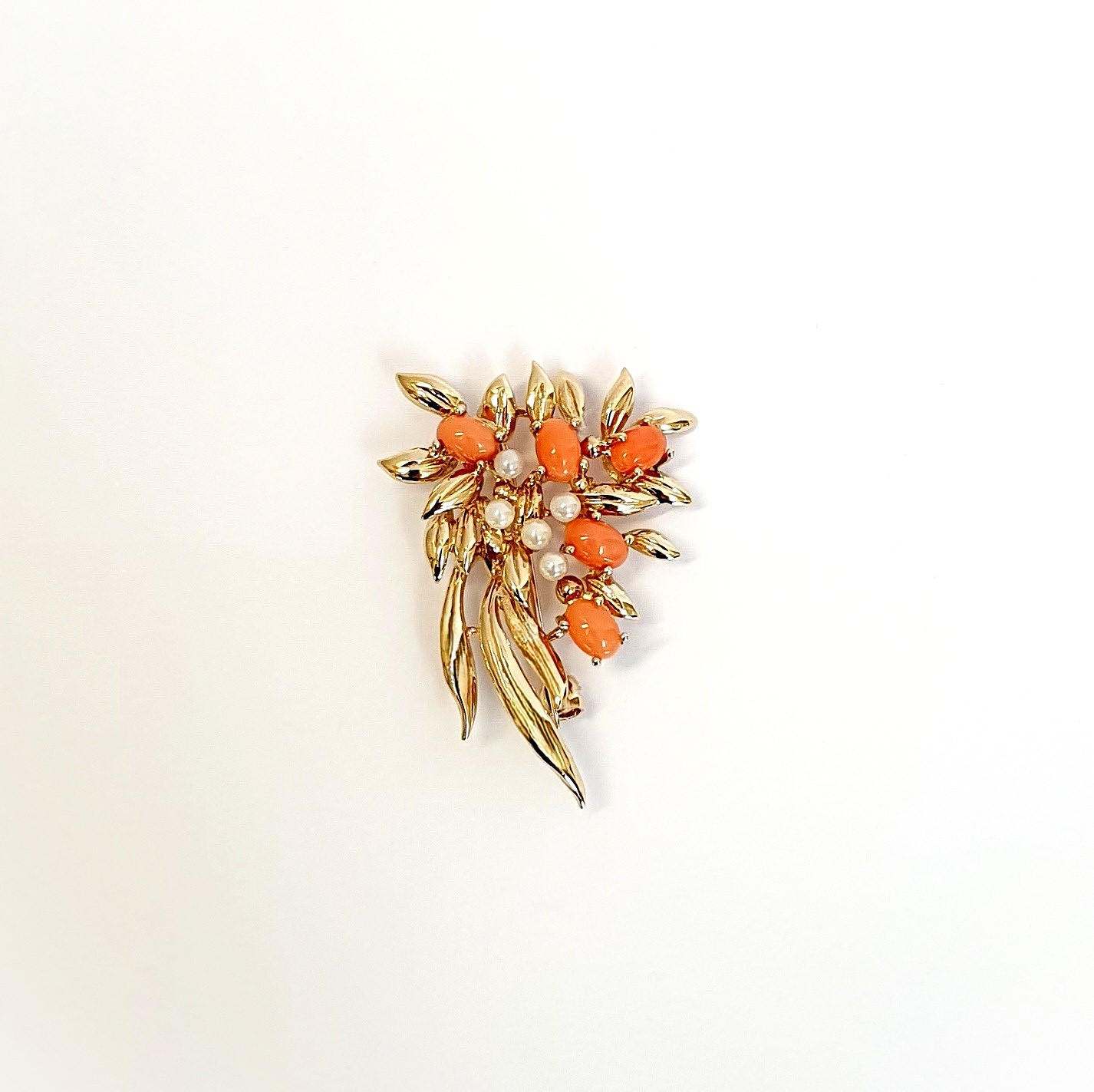 The Dhon bouquet & leaf 9ct gold Pink coral & white pearl brooch BRQ00025.
