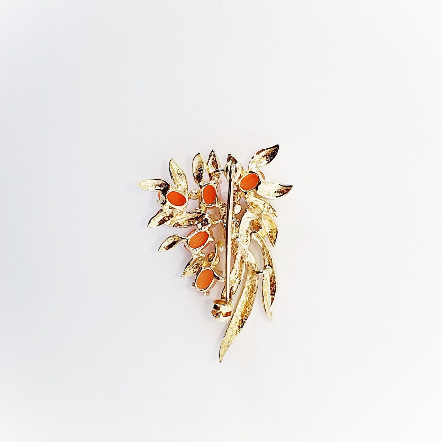 The Dhon bouquet & leaf 9ct gold Pink coral & white pearl brooch BRQ00025 shows the back with the pin and swivel safety catch.