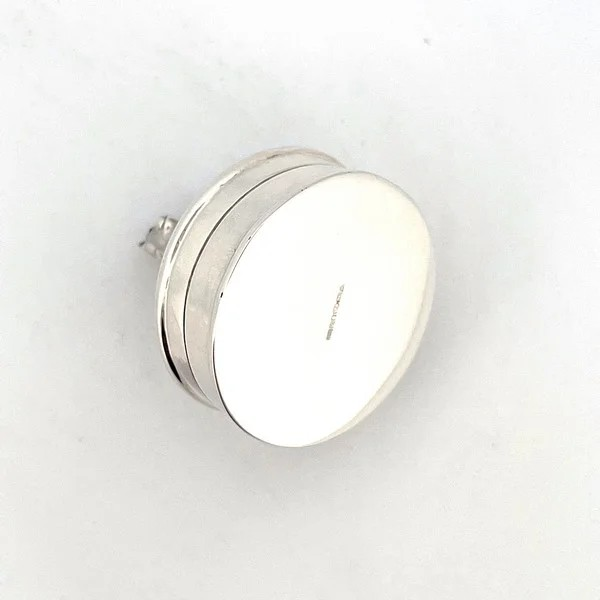 Elegant and collectable hallmarked silver pill box.