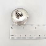 Compact and stylish: 30mm x 30mm x 30mm.