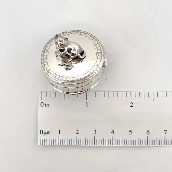 Compact and stylish: 30mm x 30mm x 30mm.