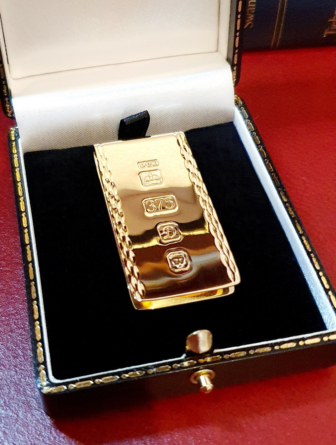 The Threadneedle Street vintage clip in gold is pictured in an antique-style gift box.