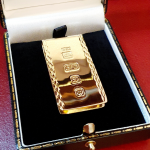 The Threadneedle Street vintage clip in gold is pictured in an antique-style gift box.
