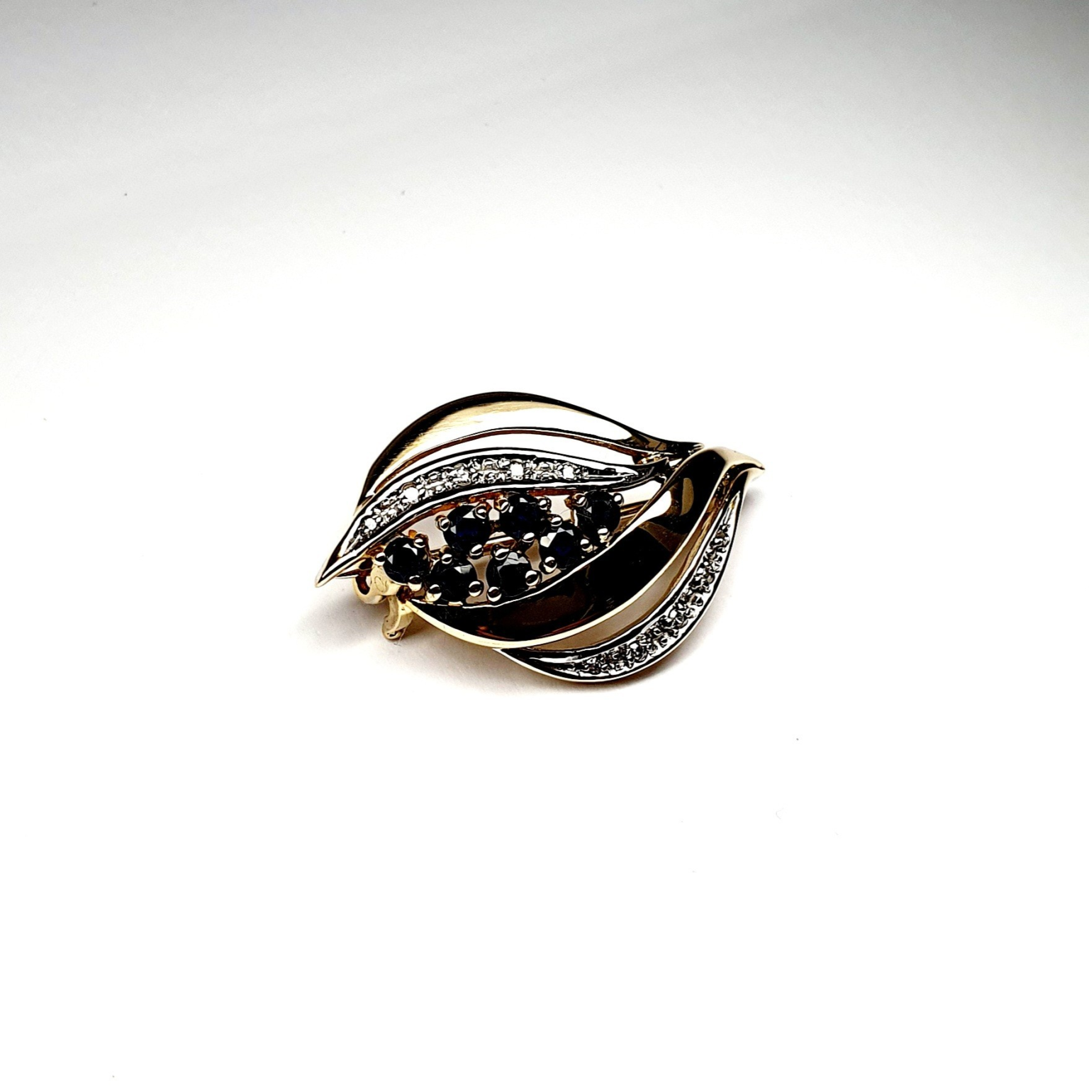 Beautiful brooch with genuine sapphires and brilliant-cut diamonds, presented in a luxurious box.