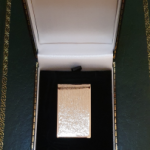 Barked pattern clip for your bank notes in nine carat gold.