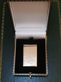 Barked pattern clip for your bank notes in nine carat gold.