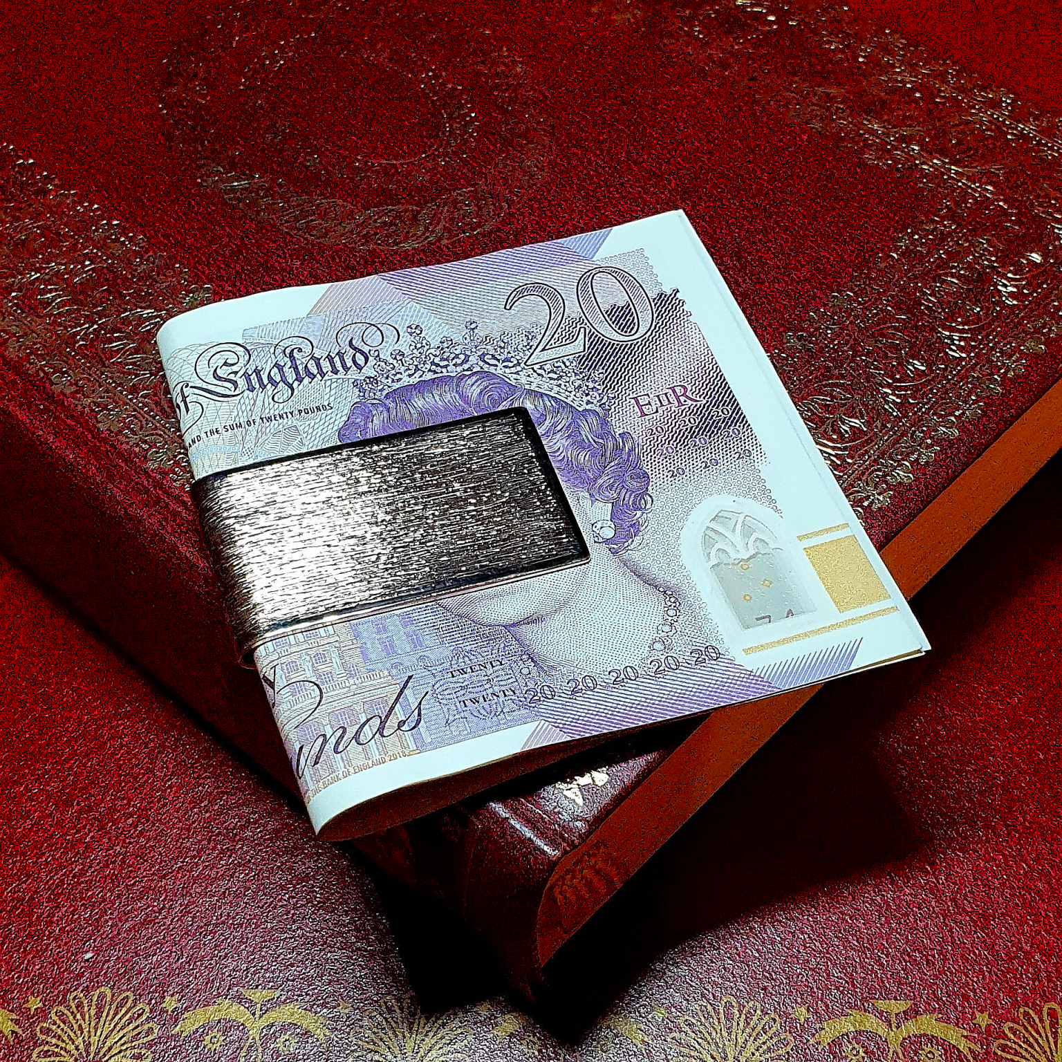 9-carat gold clip for your money with a barked pattern pictured with a £20.00 note.