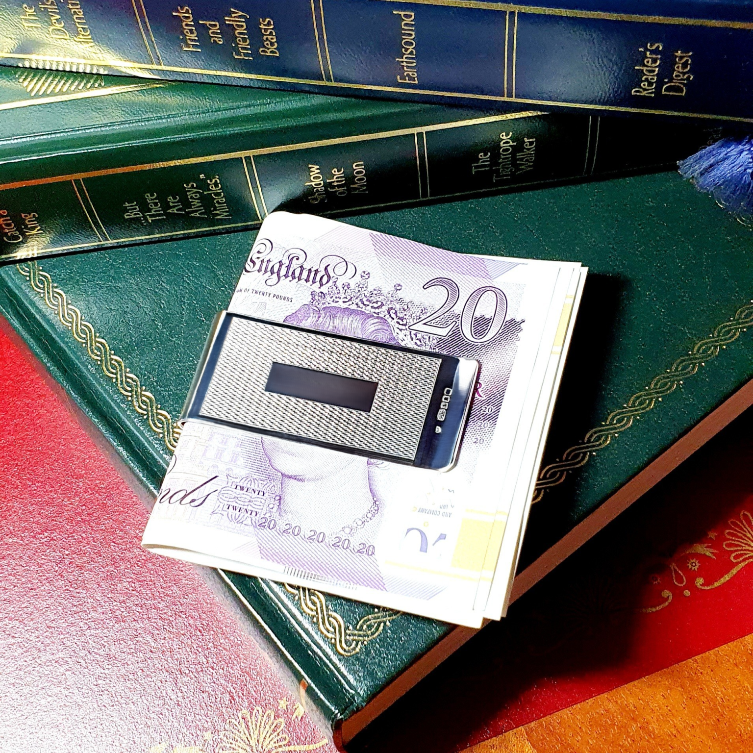 "The Doublebois double large 925 silver clip for banknotes pictured securely holding multiple £20 pound notes."