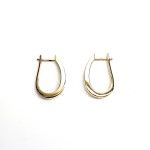 The Cutcombe 9ct gold tapered loop earrings EL00169 with a diamond cut pattern.