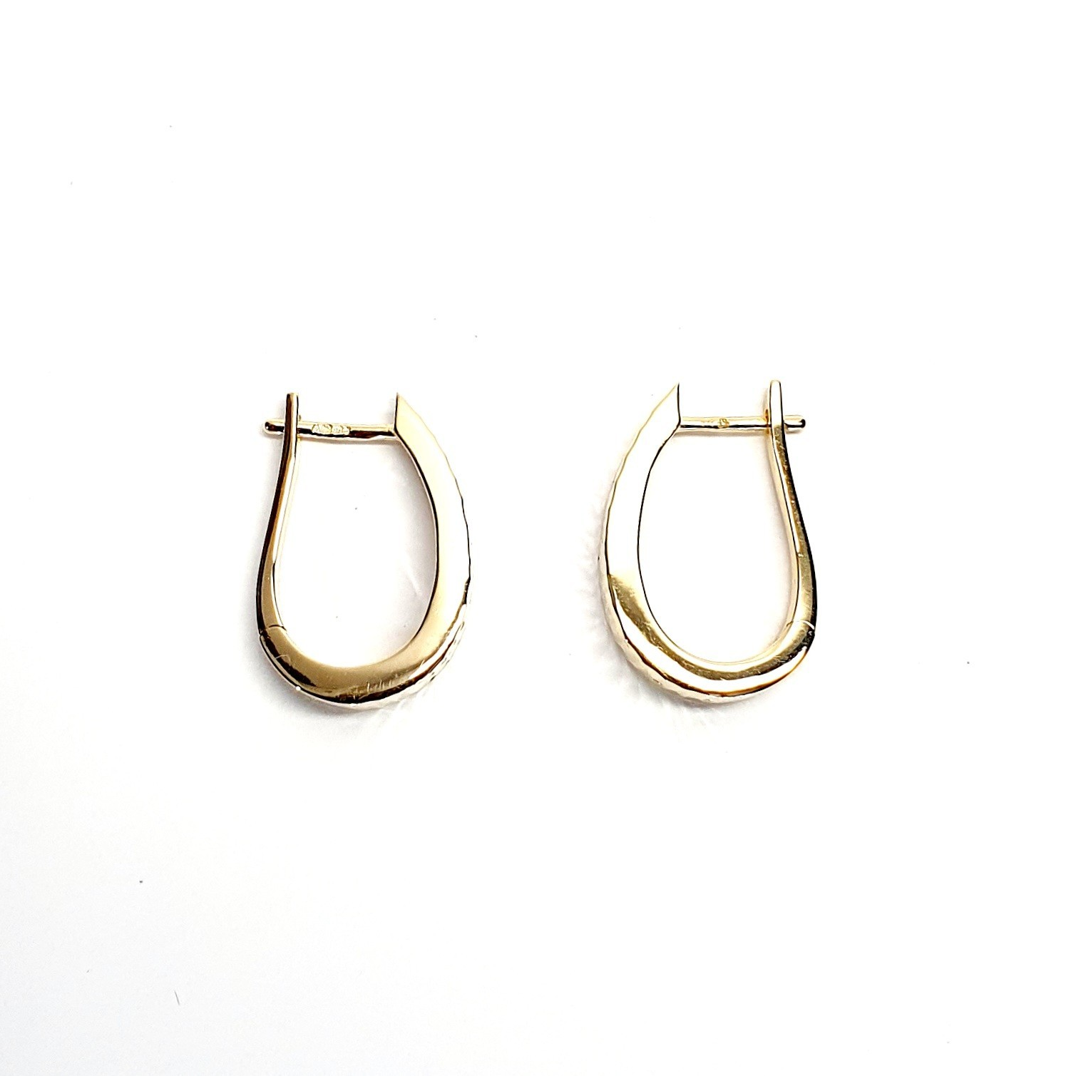 The Cutcombe 9ct gold tapered loop earrings EL00169 with a diamond cut pattern.