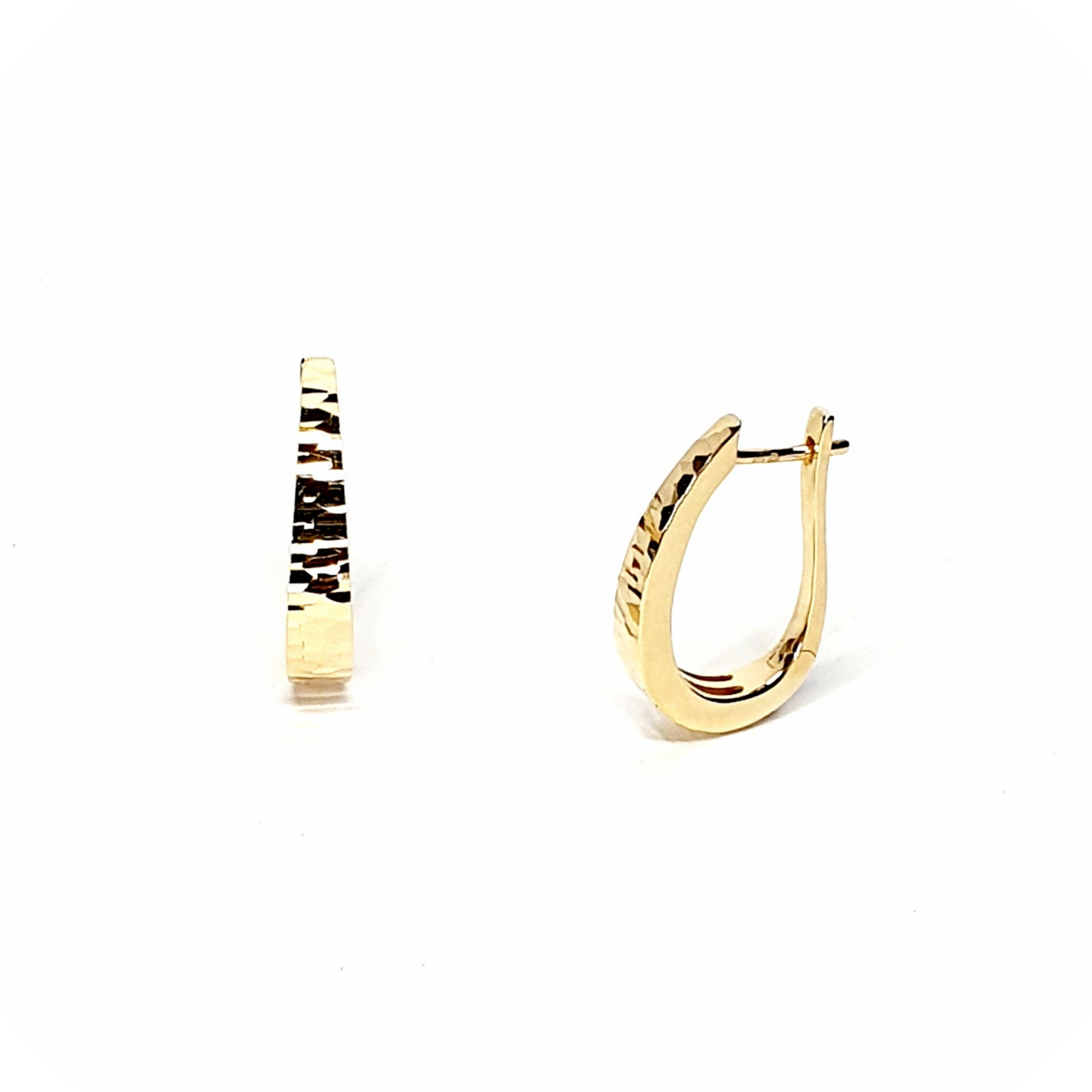 The Cutcombe 9ct gold tapered loop earrings EL00169 with a diamond cut pattern.