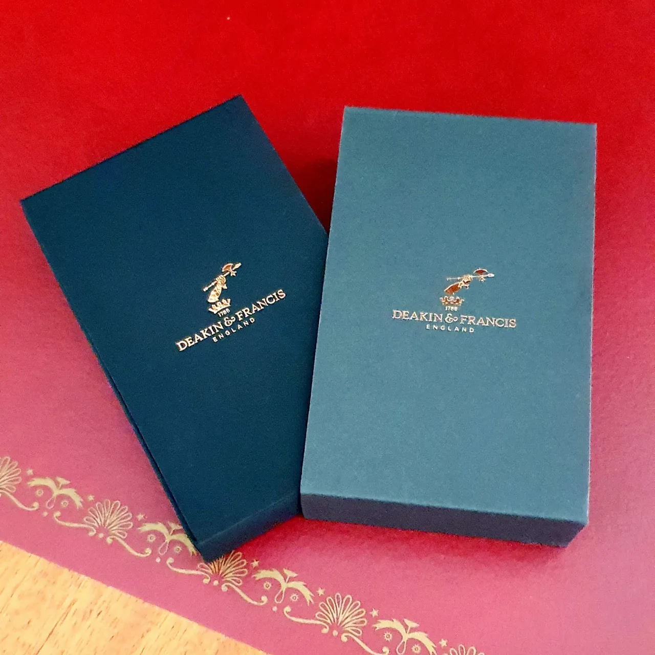 Deakin and Francis gift box for keyring shown closed with the outer cover.