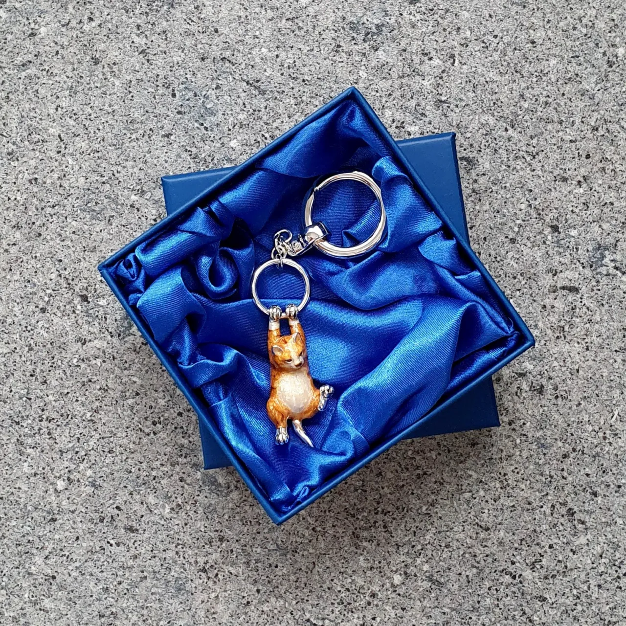 Genuine hallmarked silver ginger cat keyring fob or handbag charm with a ginger and white life-like enamelled finish KF00049.Pictured in the gift box.