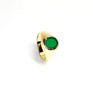 Crafted in 9ct yellow gold set with a flat oval agate green stone, a unisex signet ring. An ideal gift suitable for ladies and men.