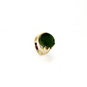 9ct yellow gold round jade abstract Pre-Loved ring measures 16mm x 15mm at the top & 5.8mm high with a single round flat Green Jade stone set on one side with a rub-over setting and a tree bark pattern, and four claws on the opposite side with a plain polished finish