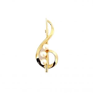 Polished 9ct yellow gold treble clef brooch with three 5.5mm cultured pearls to the centre.